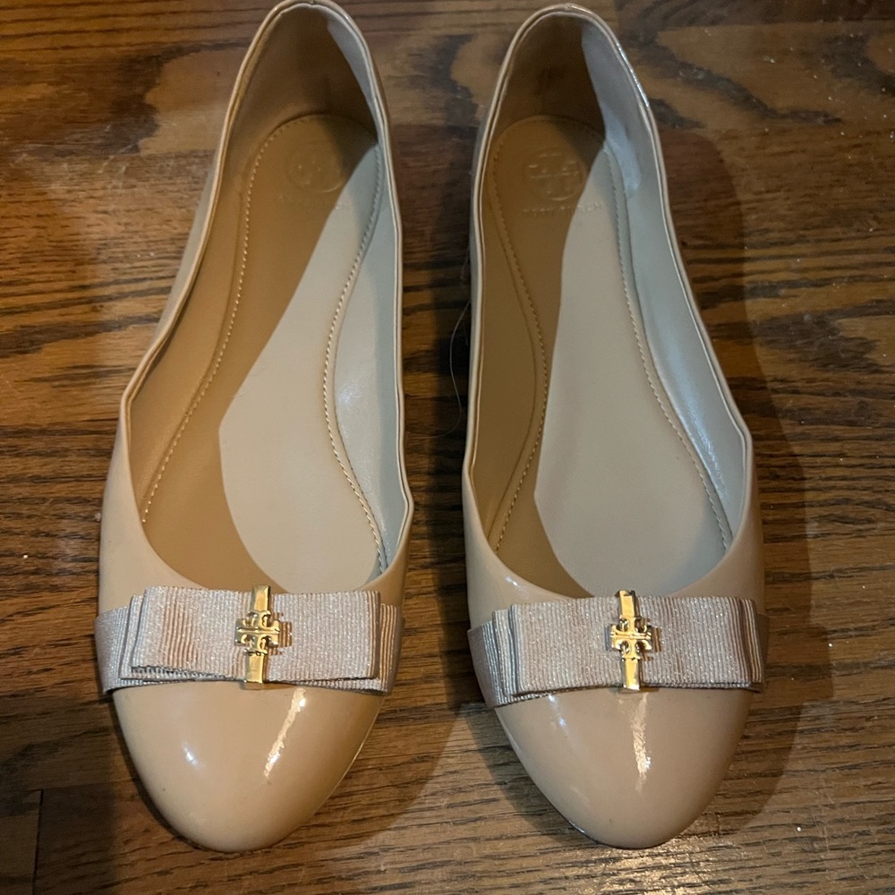 Tory Burch flat patent leather tan shoes. Very good condition.